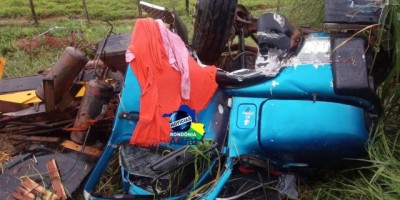 Caminhão carregado com gado tomba na BR-364; motorista foi socorrido em estado grave
