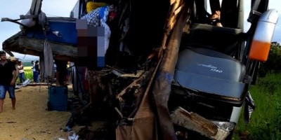 Grave acidente entre ônibus e carreta na BR-364 deixa pelo menos três vítimas fatais no Mato Grosso 