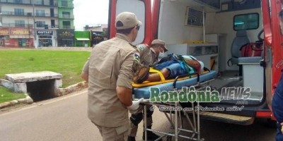 Rolim de Moura – Motociclista é socorrido pelos bombeiros após ser atingido por carro na rotatória 