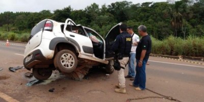 Mato Grosso - Motorista capota carro e leva polícia a descobrir veículo carregado com drogas na BR-364
