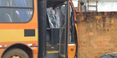 Em Vilhena, motorista perde controle de ônibus escolar e bate em muro de casa; um aluno sofreu escoriações leves
