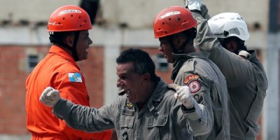 Vídeo -Bombeiros vibram e se emocionam com resgate de vítima de queda de prédios no Rio de Janeiro