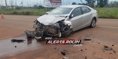 Rolim de Moura – Condutor é socorrido pelos bombeiros, após colisão entre S10 e Corola na RO-010