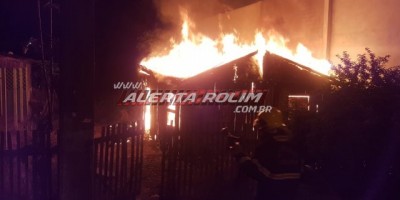 Rolim de Moura – Casa de madeira é totalmente destruída por incêndio durante a madrugada 