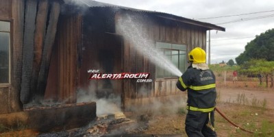 Rolim de Moura – Casa em madeira é parcialmente destruída pelo fogo no Bairro Beira Rio 