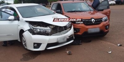 Rolim de Moura – Corolla e Renault Kwid colidem no Centro da cidade 