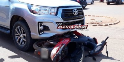  Rolim de Moura – Após avançar via, motociclista é atingida por caminhonete no Centro da cidade 