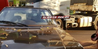 Rolim de Moura – Carreta e carro de passeio colidem no Centro da cidade 