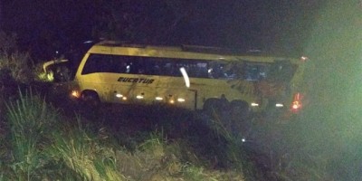 Ônibus com 30 passageiros capota na BR-364, entre Presidente Médici e Cacoal
