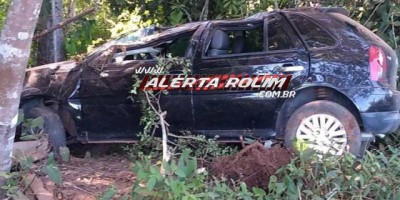 Rolim de Moura – Carro capota na linha 176 lado Norte 