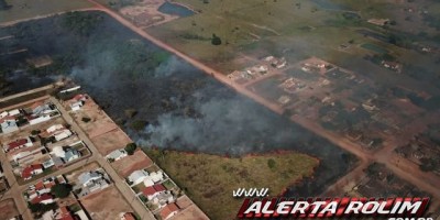 Rolim de Moura – Incêndio de grandes proporções em vegetação assusta moradores do Bairro Jardim Tropical – Vídeo 