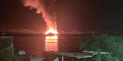 URGENTE – Incêndio de grandes proporções consome o comércio boliviano na divisa de Costa Marques - Video