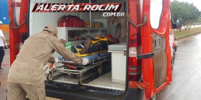 Rolim de Moura -  Motociclista é socorrido pelos Bombeiros após colidir em veículo que avançou a via 