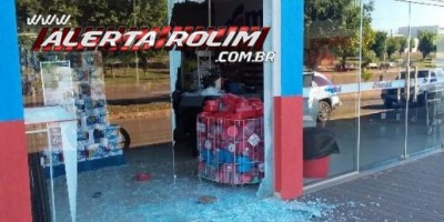 Rolim de Moura – Atacado tem vidraças quebradas e três bicicletas foram furtadas 