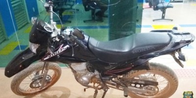 Rolim de Moura - Motocicleta produto de estelionato é apreendida pela Polícia Militar do 10º BPM