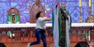 Vídeo: mulher invade missa e empurra padre Marcelo Rossi, em SP