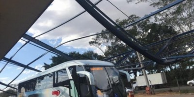 Estrutura metálica no posto da PRF desaba em cima de ônibus, em Jí-Paraná 