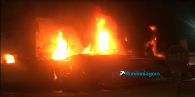 Vídeo: Incêndio de grandes proporções destrói o prédio da Rondobras em Porto Velho