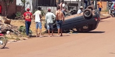 Condutor inabilitado tenta evitar colisão com motociclista e acaba capotando o carro, em Espigão do Oeste