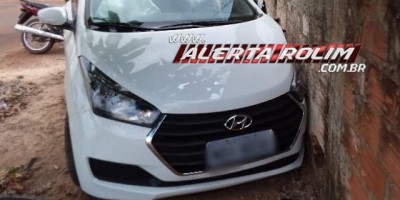 Rolim de Moura – Após colidir em moto, condutor de carro se choca contra muro de residência no Bairro Industrial 