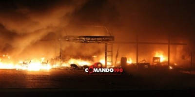 Incêndio de grandes proporções destrói prédio da empresa Diman, em Ji-Paraná 