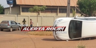 Rolim de Moura – Carro tomba após ser atingido por outro veículo no Centro da cidade 