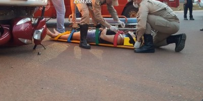 Rolim de Moura – Mulher é socorrida pelos bombeiros após se envolver em colisão entre moto e caminhão boiadeiro 