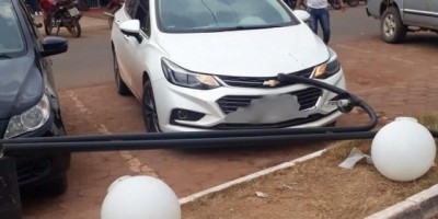Caminhão baú derruba poste metálico no centro de Rolim de Moura
