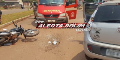 Rolim de Moura – Duas pessoas são socorridas pelos bombeiros após moto colidir na traseira de carro que saia da calçada 