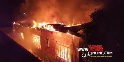 Incêndio destrói casa no Bairro Cidade Alta, em Alta Floresta  