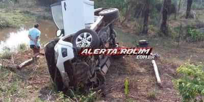 Rolim de Moura – Para não bater em bezerro, motorista capota camioneta na RO-383