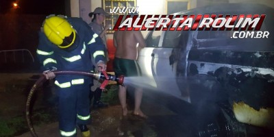 Rolim de Moura – Caminhonete é tomada por incêndio durante madrugada em quintal de residência no Bairro Cidade Alta 
