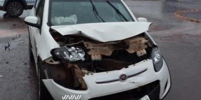 Rolim de Moura – Colisão entre dois carros é registrada no Bairro São Cristóvão
