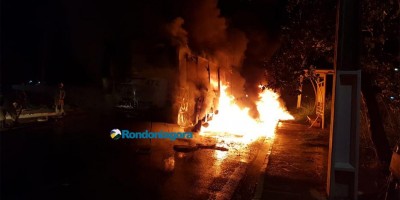 Vídeos: Criminosos incendeiam ônibus em Porto Velho