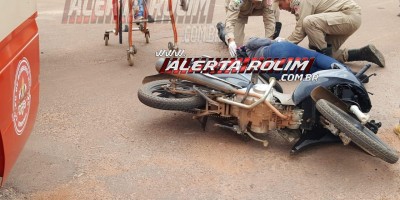 Rolim de Moura - Mulher é socorrida após atingir moto em lateral de veículo que avançou a via no Bairro Beira Rio
