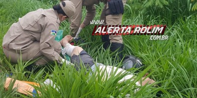 Rolim de Moura – Casal é socorrido pelos Bombeiros após ter motocicleta atingida por carretinha que se desprendeu de outra moto na RO-383
