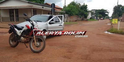 Rolim de Moura – Mulher é socorrida pelos bombeiros após colisão entre carro e moto no Bairro Cidade Alta 