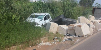 Vagão de carreta se solta e atinge veículo de passeio na BR-364, em Presidente Médici 