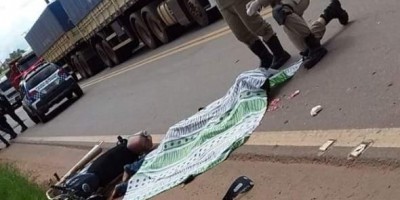 Carreta passa em cima de motociclista na BR-364, em Cacoal