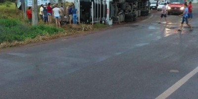 Carreta tomba em rotatória na frente da Havan, em Cacoal
