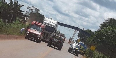 Caminhoneiro é socorrido após ser eletrocutado por fio de alta tensão na BR-364, em Jaru