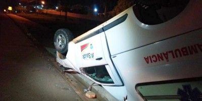 Ambulância capota após grave acidente em, Jí-Paraná 