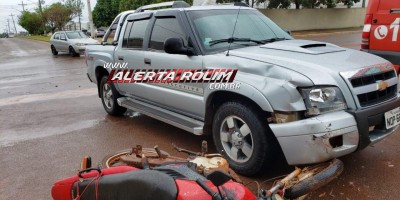  Rolim de Moura – Colisão entre caminhonete e moto é registrada no Centro  - Vídeo