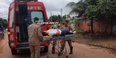 Rolim de Moura – Mulher é socorrida após bater moto em cachorro no Boa Esperança; Esse foi o segundo acidente envolvendo cachorro na via essa semana 