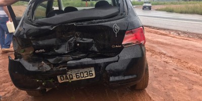 Carro entra na BR-364 e é atingido por carreta, em Jaru 