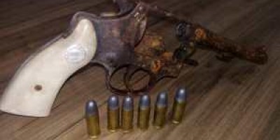 Enquanto roçava mato, trabalhador encontra arma de fogo e aciona a Polícia Militar, em Santa Luzia do Oeste 