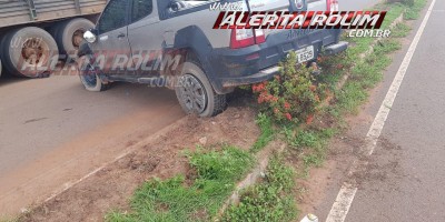 Rolim de Moura – Carro roda na pista após motorista bater na traseira de caminhão boiadeiro na RO-010 – Vídeo 
