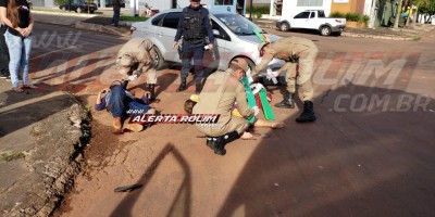 Casal fica gravemente ferido em acidente de trânsito no Centro de Rolim de Moura - Vídeo