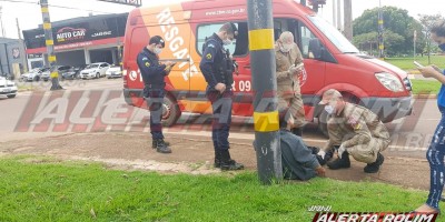 Motociclista é socorrido após sofrer queda na Av. 25 de Agosto, em Rolim de Moura