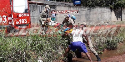 Condutor inabilitado é socorrido após cair com moto dentro de rio, em Rolim de Moura 